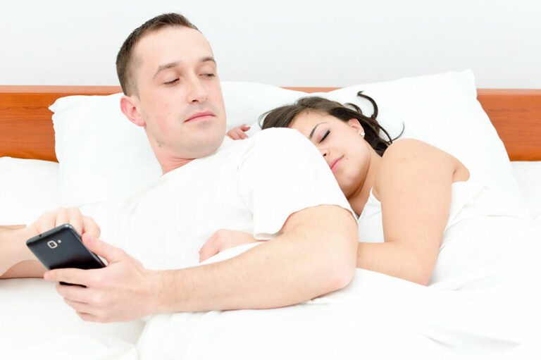 5 signs that a partner could be cheating